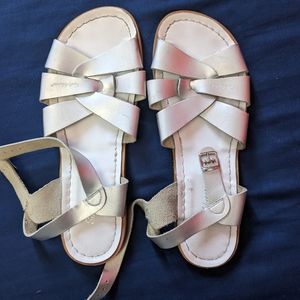 EUC Women's Silver Salt Water Sandals Size 9🌻